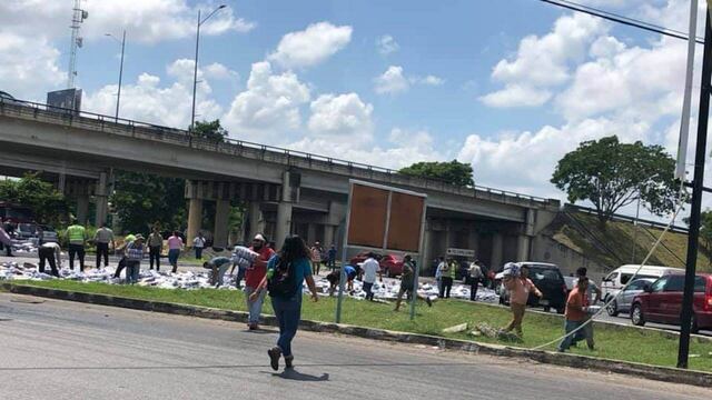 La volcadura se registró en una glorieta del Periférico de Mérida.