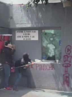 El momento en que la CNTE intenta entrar a la SEP y la repelen con extintores