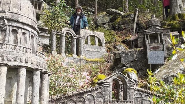Edificación "Mini Italia" dentro de un bosque de Gales