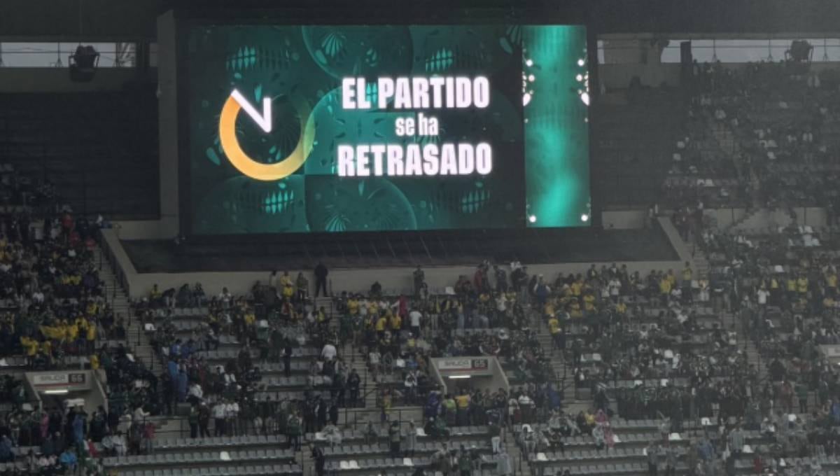 Anuncio de partido retrasado en pantallas del Estadio Banorte