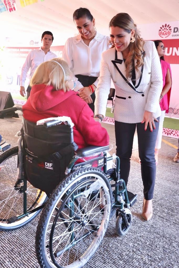 Evelyn Salgado encabeza entrega mensual de aparatos funcionales del DIF Guerrero