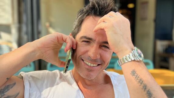 Mauricio Ochmann inaugura fundación Vivir con Arte y revela que volvería a cantar