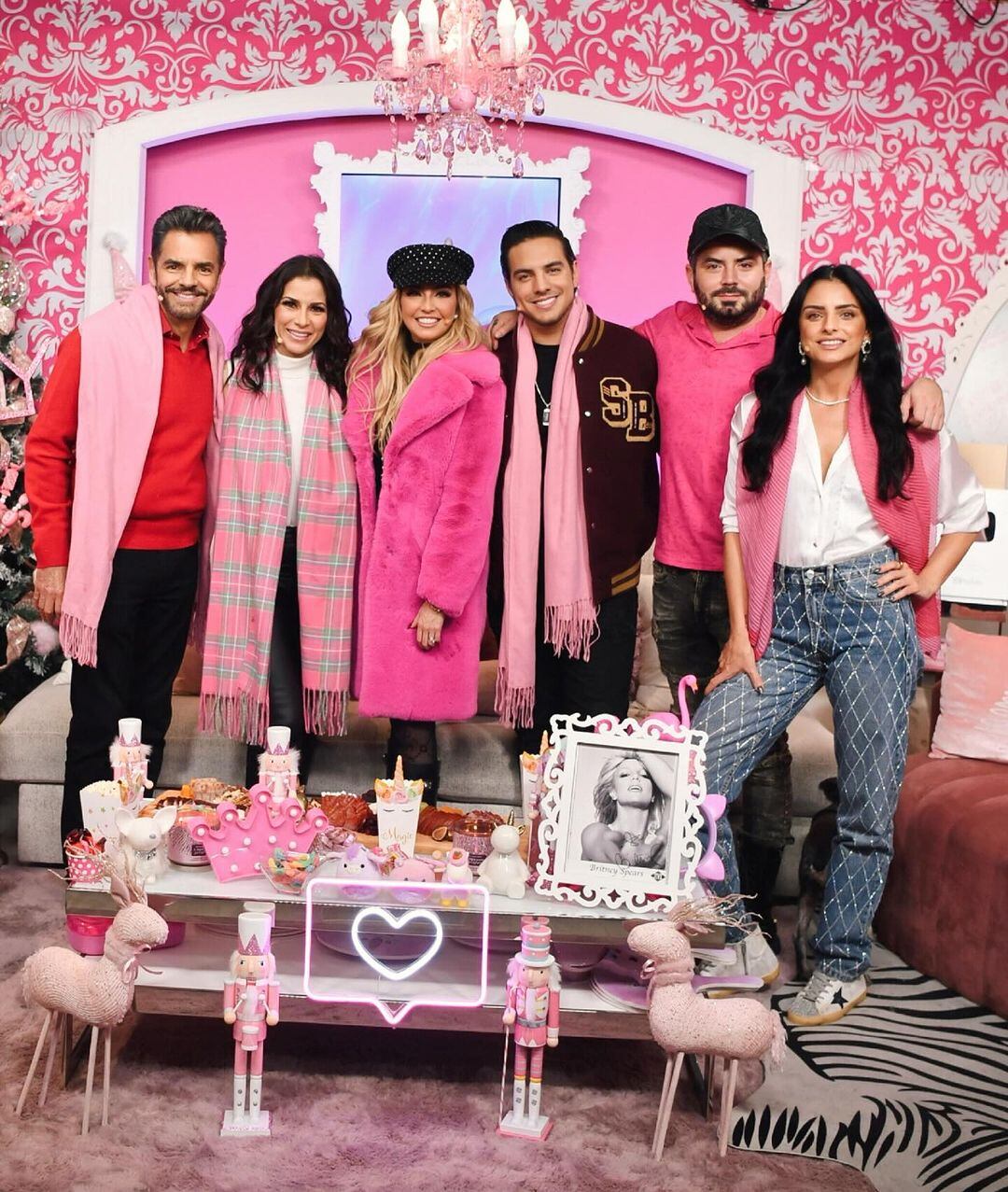 Pinky Promise, Los Derbez