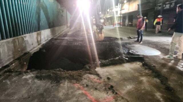 Cierran circulación por socavón de Periférico en Iztapalapa