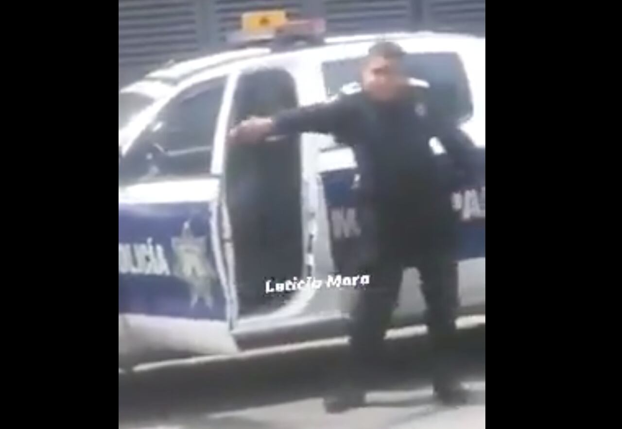 El policía se lanzó contra el ciudadano que grababa la detención de una mujer.