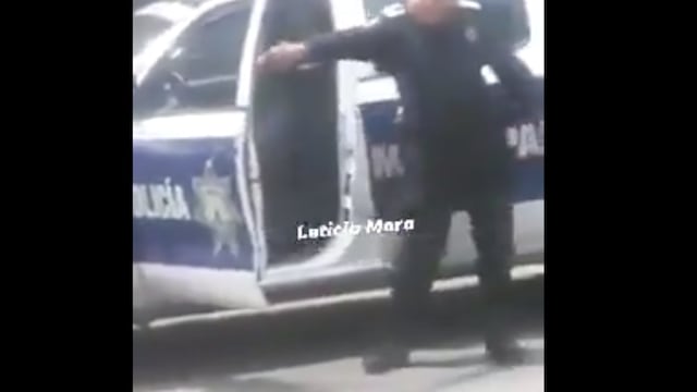 El policía se lanzó contra el ciudadano que grababa la detención de una mujer.