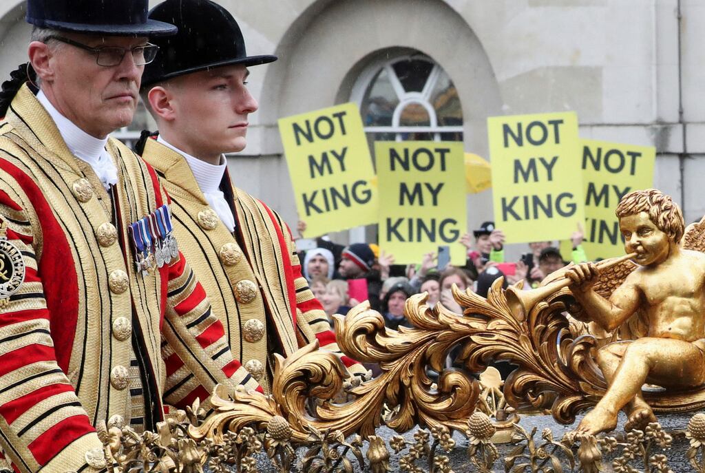 Protestas durante la coronación de Carlos III y Camila