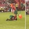 Fan invade campo de juego para abrazar a Cristiano Ronaldo; le besó los pies y hasta lo cargó