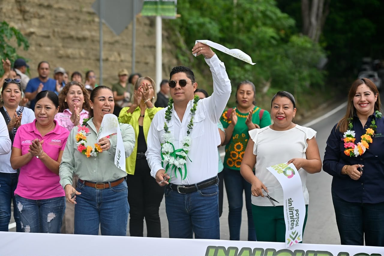 Ricardo Gallardo entrega carretera y arranca construcción de arco