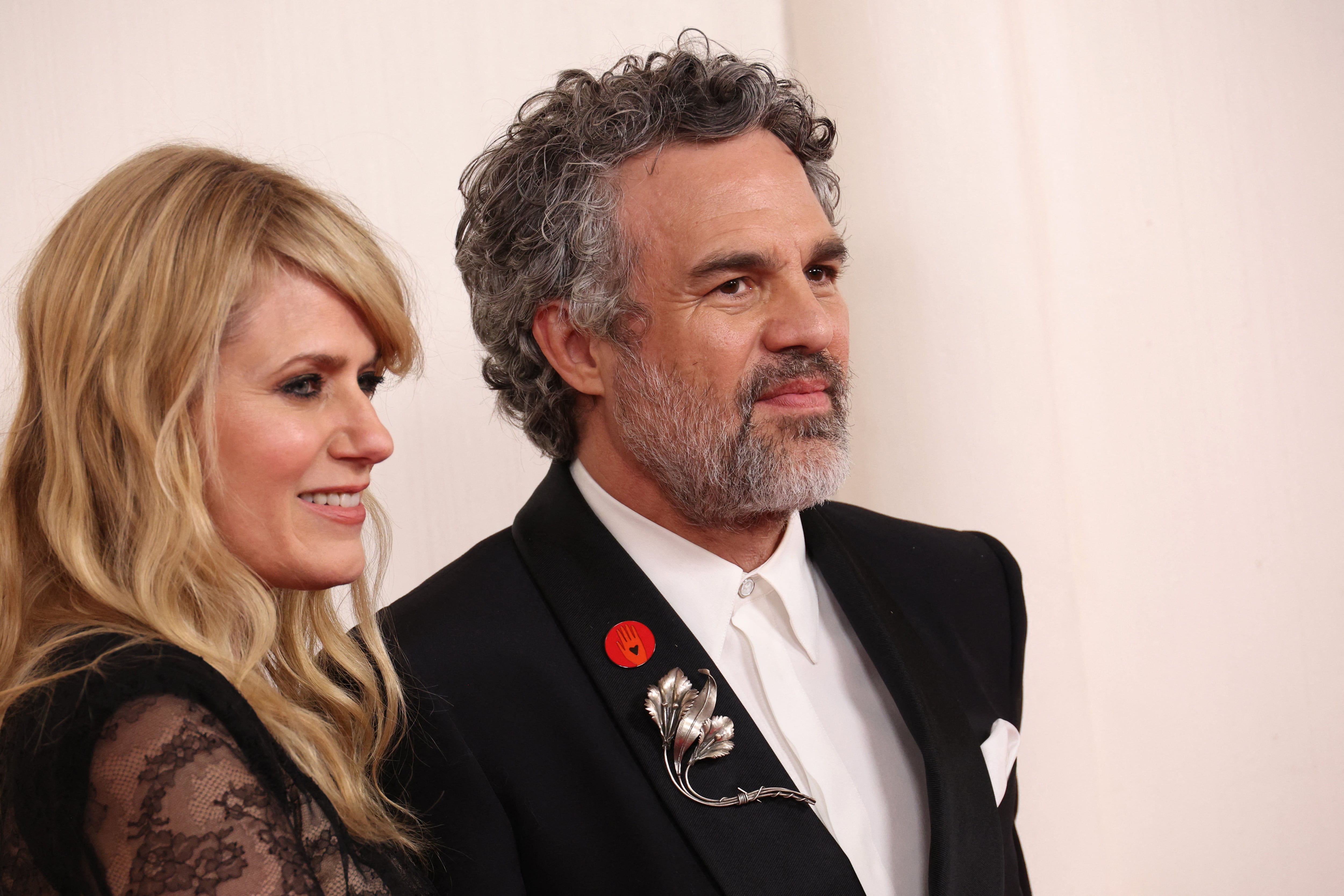 Mark Ruffalo con el botón rojo durante los Premios Oscar 2024