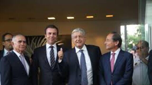 AMLO con empresarios después de su victoria. A los hombres de negocios les vieron la cara durante la campaña, de plano