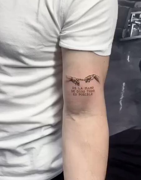 Omar Chaparro estrena tatuaje