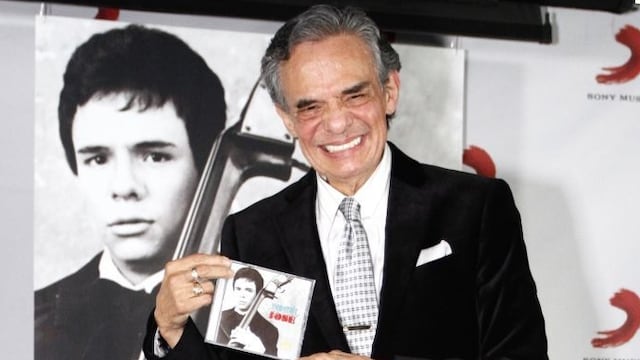 El cantante José José mostrando un disco.