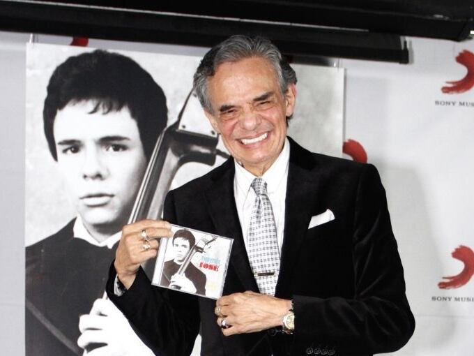 El cantante José José mostrando un disco.