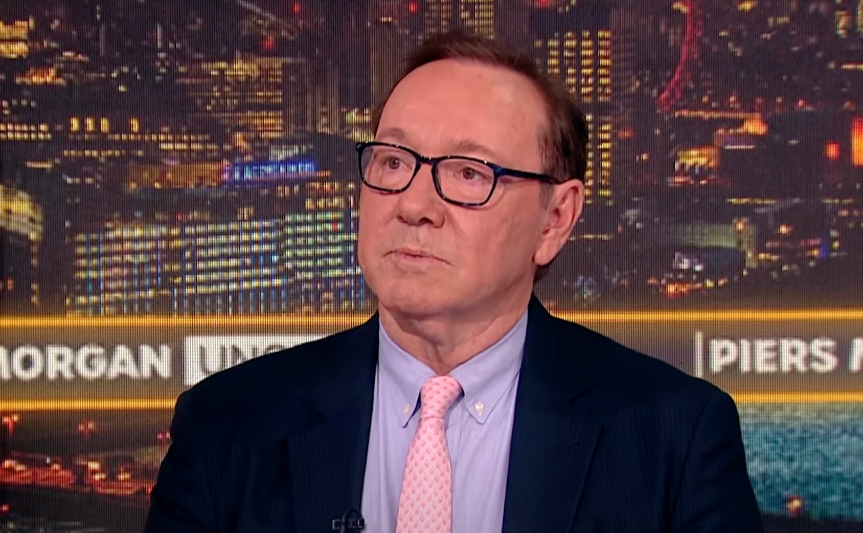 Kevin Spacey sin dinero le debe millones a sus abogados, pero no le queda otra que volver a trabajar como actor