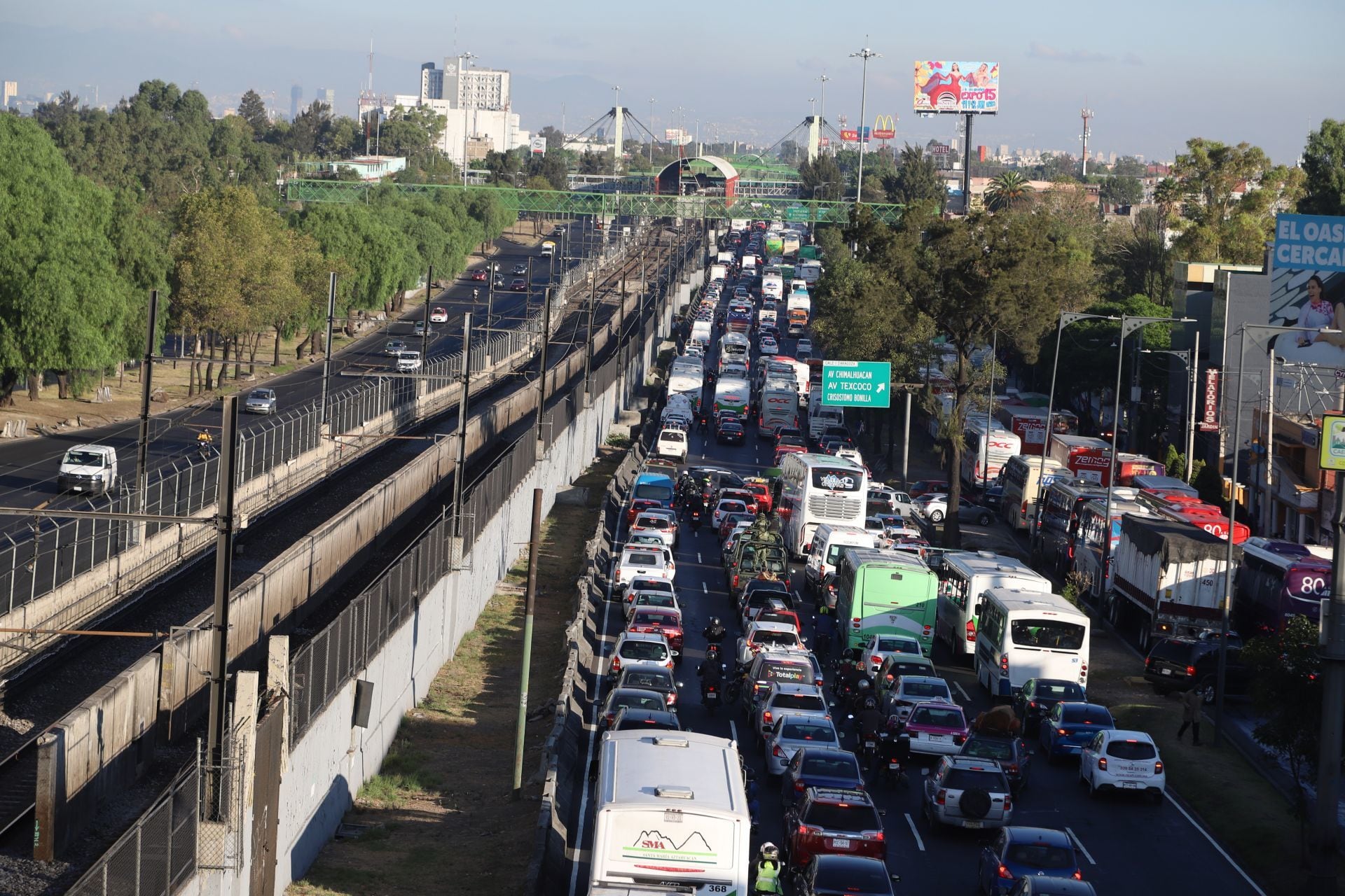 Tráfico en la avenida Ignacio Zaragoza por el bloqueo de transportistas
