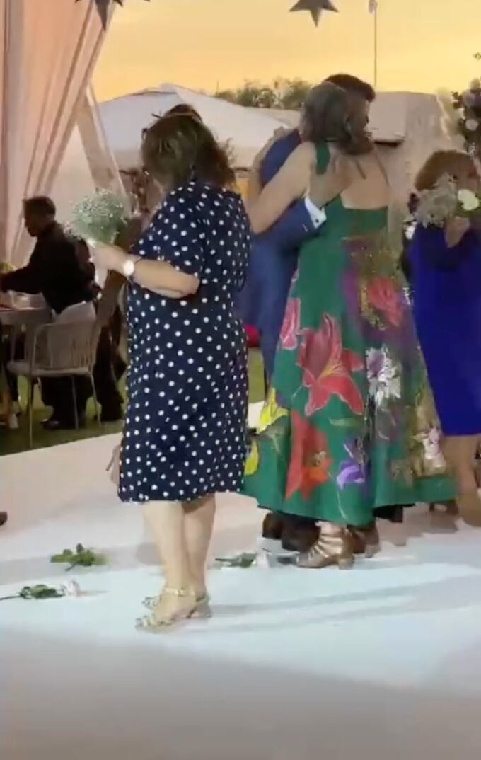 Tías arruinan el vals de una boda