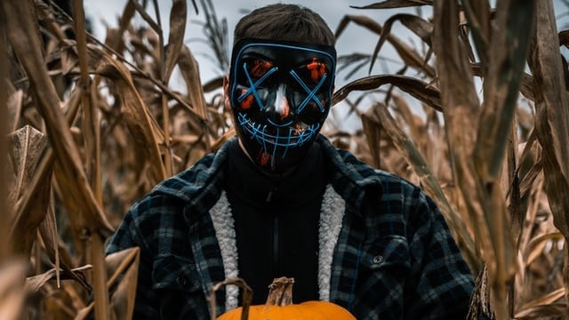 Hombre disfrazado para Halloween.