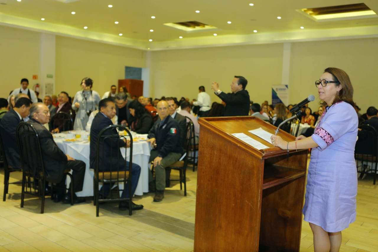 Azucena Cisneros con Unión Industrial del Estado de México
