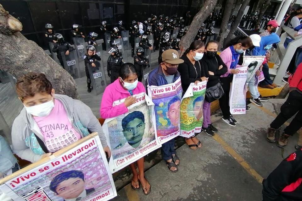 Protesta en Glorieta de Insurgentes por caso Ayotzinapa