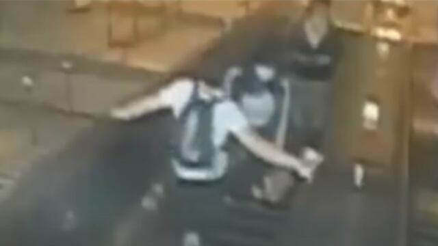 Hombre patea a mujer por las escaleras.