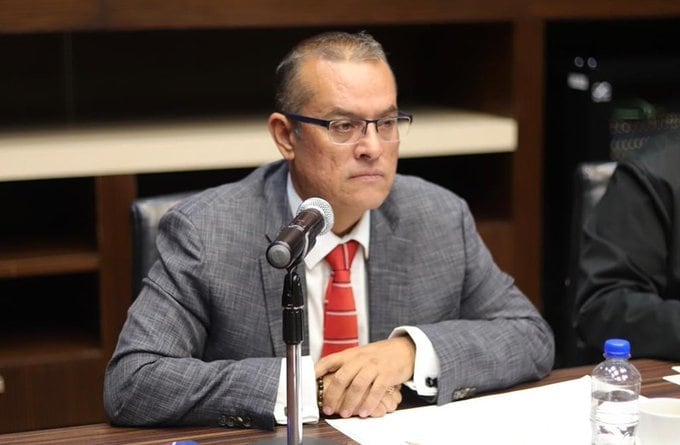 ¿Pobreza franciscana? Cachan a diputado de Morena con bolso Louis Vuitton en sesión del Congreso