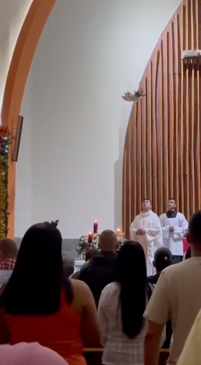 Niño Dios baja desde lo alto de una iglesia