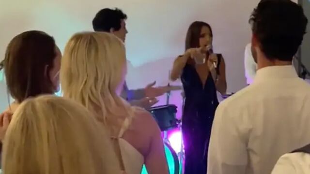 Sorprende a su exnovio cantando en su boda