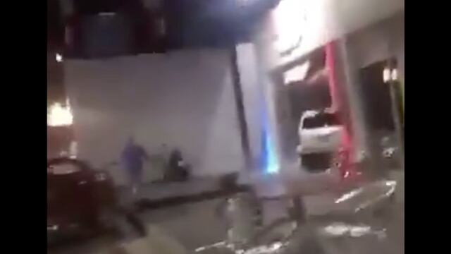El sujeto se impacto contra la entrada de una cervecería.