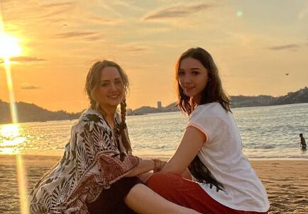 Nina Rubín y Andrea Legarreta en Acapulco durante las grabaciones de Sin querer queriendo