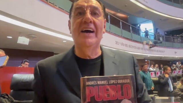 Alejandro González compra 20 libros de AMLO por 9 mil 960 pesos y los regala en el Senado