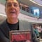 Alejandro González compra 20 libros de AMLO por 9 mil 960 pesos y los regala en el Senado