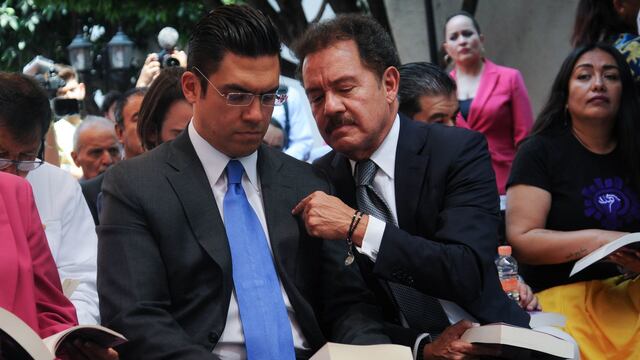 Ignacio Mier, coordinador de la bancada de Morena en la Cámara de Diputados, dialoga con Jorge Romero, coordinador de la bancada del PAN