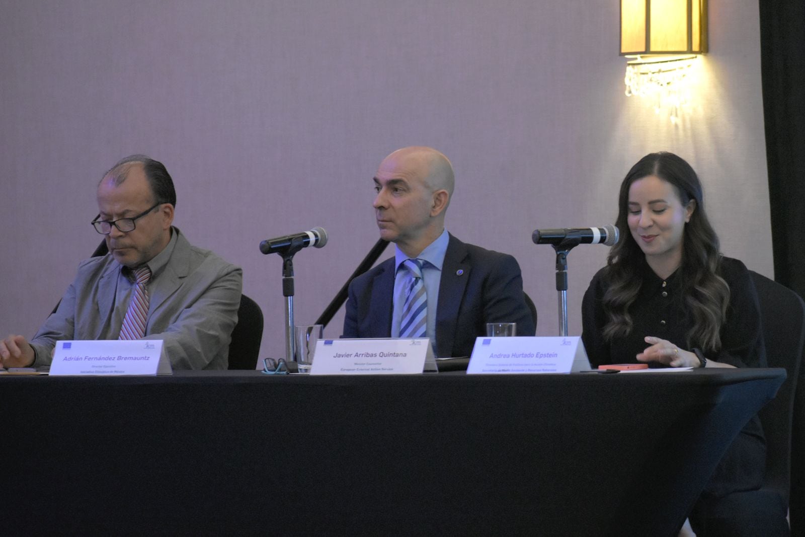 Adrián Fernández Bremauntz, director ejecutivo de Iniciativa Climática de México (izquierda)