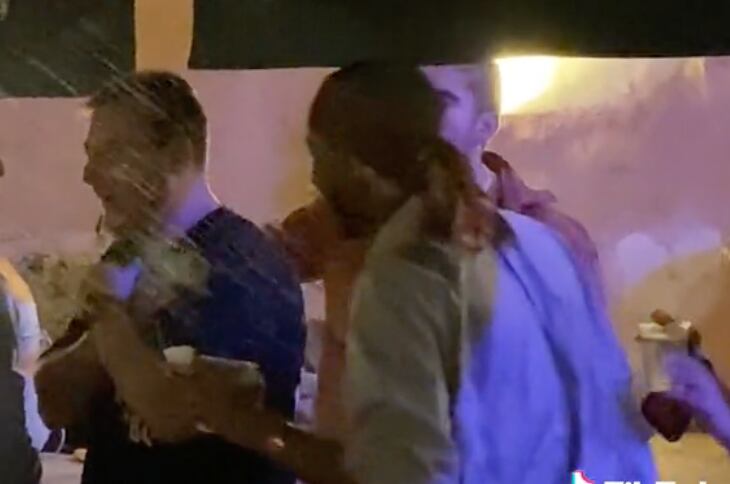 Bad Bunny enojado en un bar