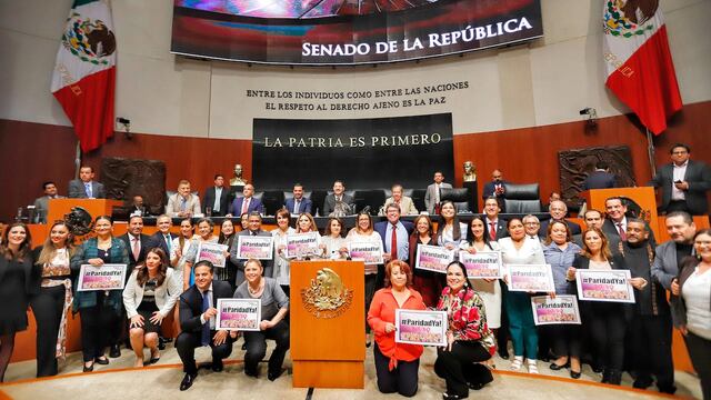 Legisladores celebran aprobación de paridad en el Senado.