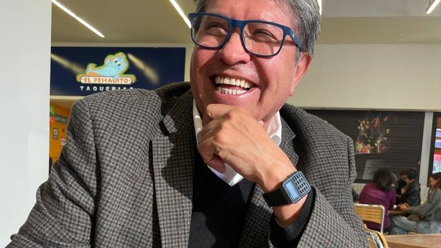 Ricardo Monreal se cuelga de Casio