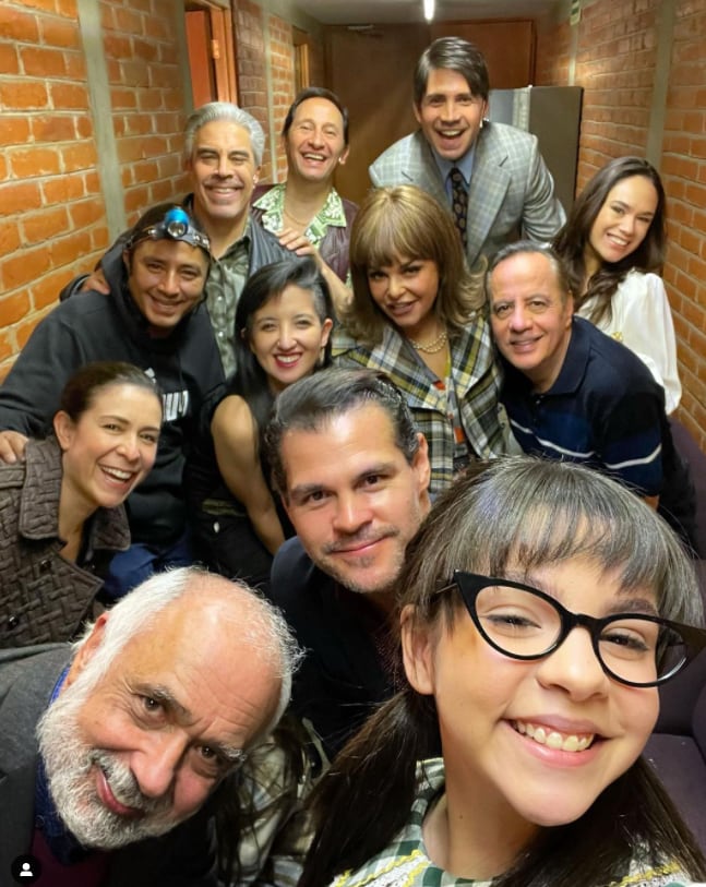 Sergio Bonilla con elenco de 'Sola en la oscuridad'