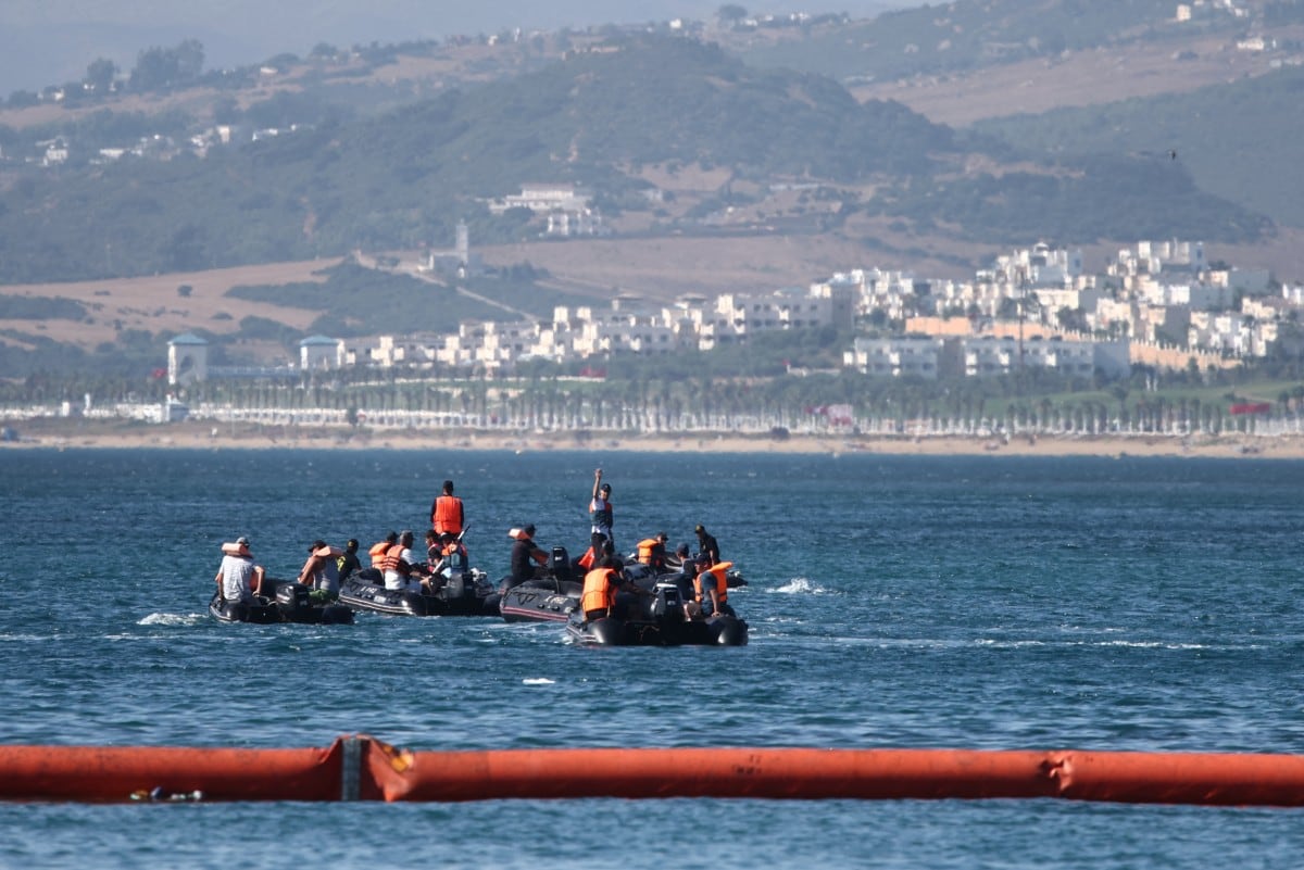Migrantes cruzan por Ceuta.