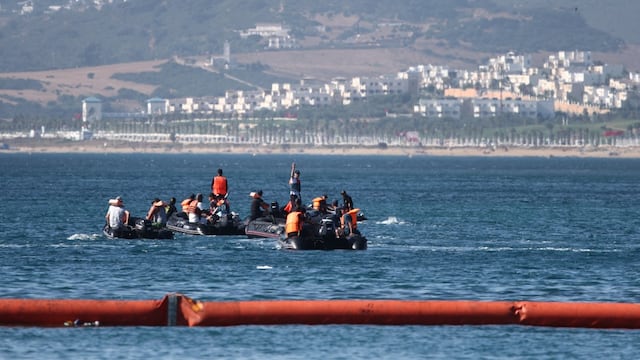 Migrantes cruzan por Ceuta.
