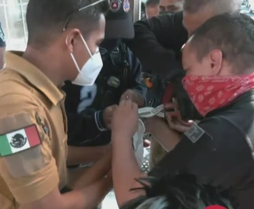 Se le atoran los dedos en una banca del parabús; llama al 911 para ser auxiliado