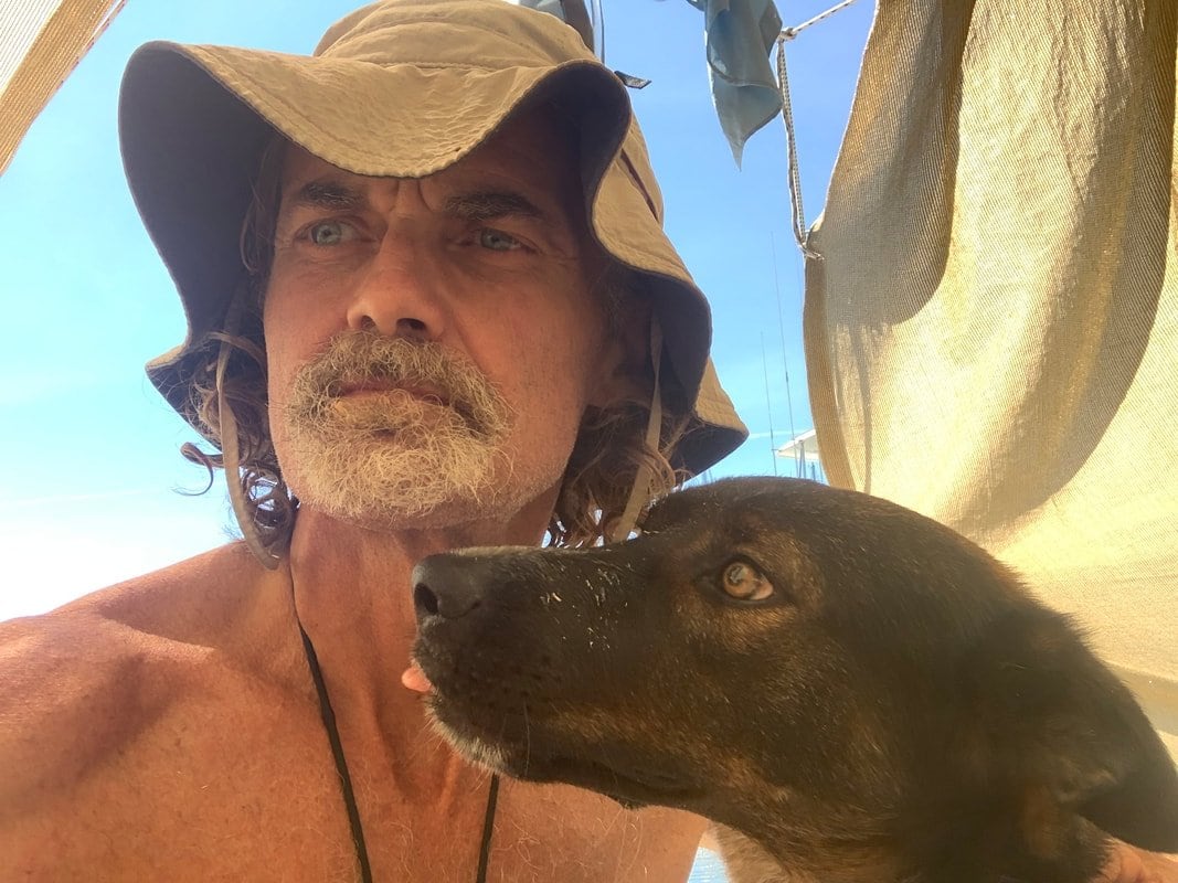 Tim Shaddock y su perrita Bella son rescatados