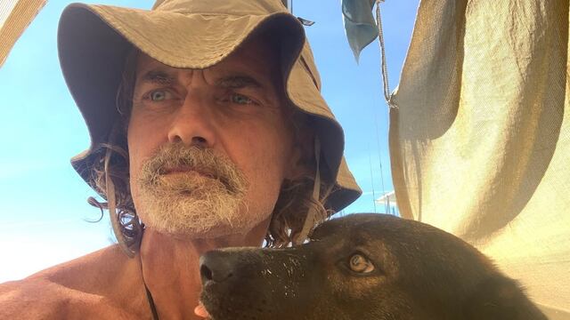 Tim Shaddock y su perrita Bella son rescatados