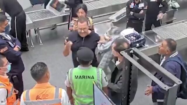 Gerardo Fernández Noroña se quejó de ser embestido en el AICM; sin embargo, el aeropuerto le respondió con un video