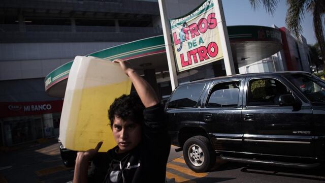 Gente comprando gasolina en la Ciudad de México