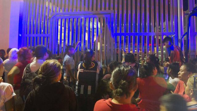 Familiares en el penal del Topo.