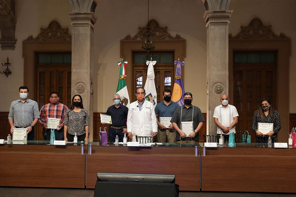 Manuel de la O Cavazos y los donadores.