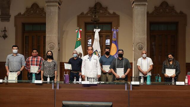 Manuel de la O Cavazos y los donadores.