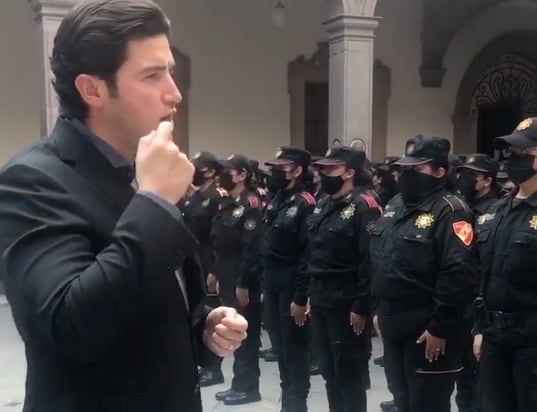 Samuel García hablando con policías de la Fiscalía.
