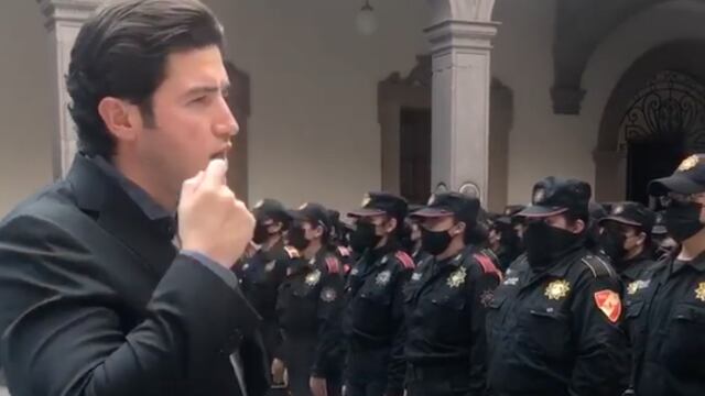 Samuel García hablando con policías de la Fiscalía.